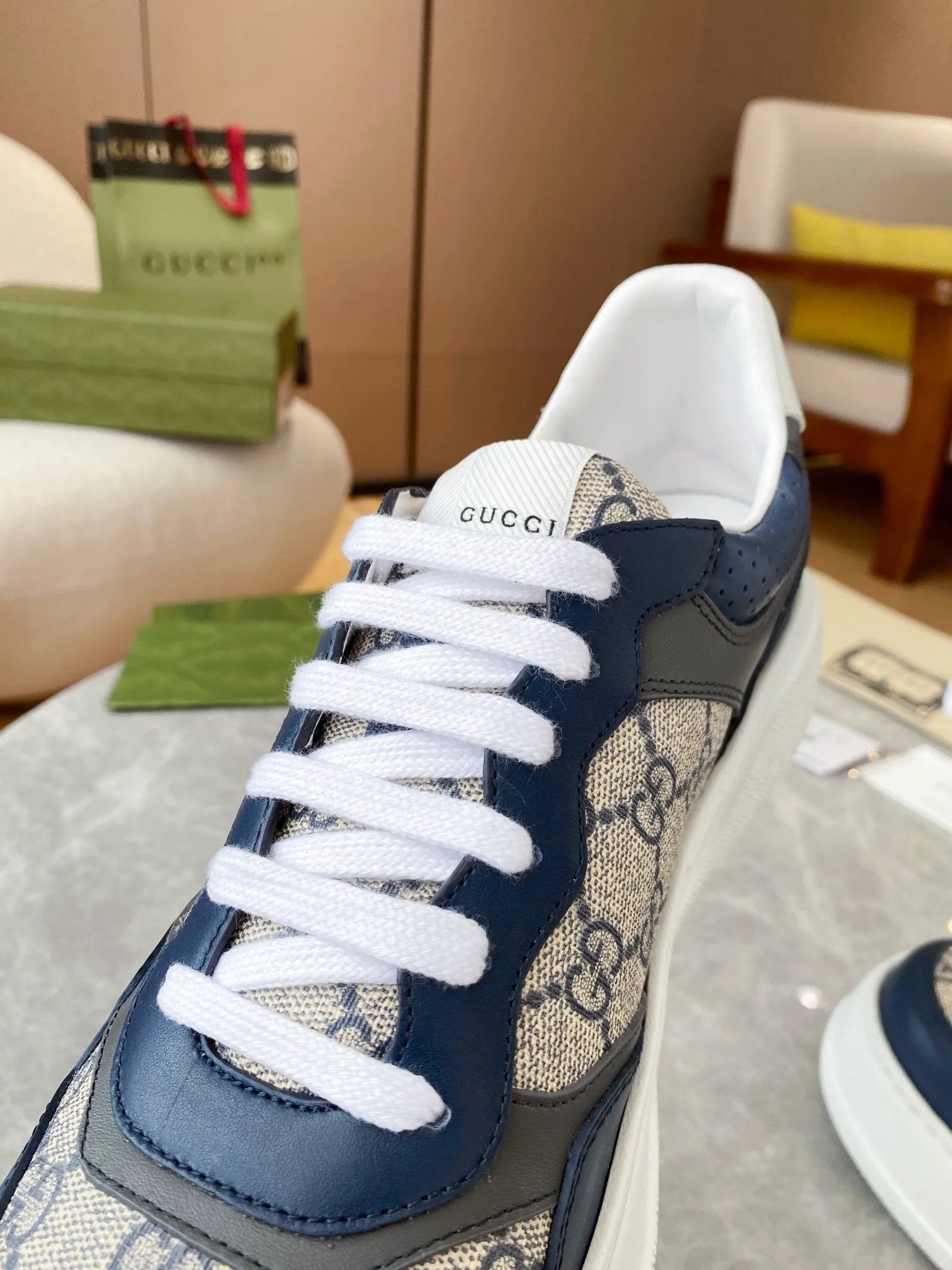 👟👟Ex-factory price 480👟👟 Women's shoes factory GUCCI new Gucci 🔵GUCCI Italian Gucci dad shoes 2️⃣years of accumulation of making dad shoes, original dismantling 1:1 development Couple 👫 style 🔜Versatile in all seasons🔜 Fashion🔜 Personality 🔜Distinctive Upper: Imported top-grained calfskin🐮 Inner lining: original grade A imported cowhide 🐮 Foot: original grade A imported cowhide 💯 full counter genuine packaging midsole latex pad with LOGO, last, oil edge, air pressure coding process, supports NFC anti-counterfeiting chip detection! Size: women’s code 34-41, men’s code 38-45 (women’s 34 41, men’s 38 45 customized)